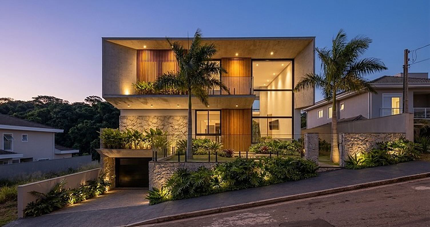 Residência entregue pela DUC, iluminada ao anoitecer