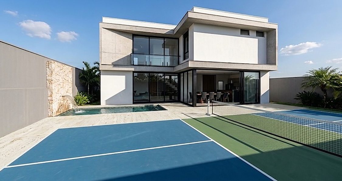 Residência entregue pela DUC, com piscina e quadra