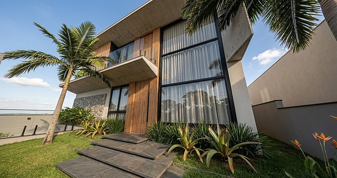 Fachada em madeira e vidro de uma residência entregue pela DUC